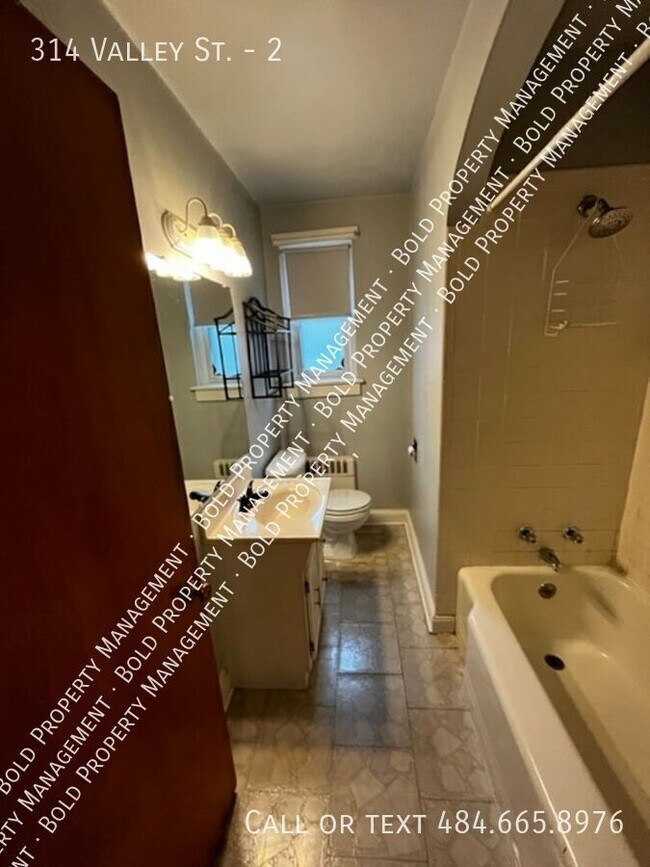 Building Photo - 308-314 Valley St