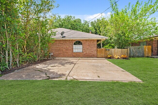 Building Photo - Freshly renovated, spacious 3 bedroom, 1.5...