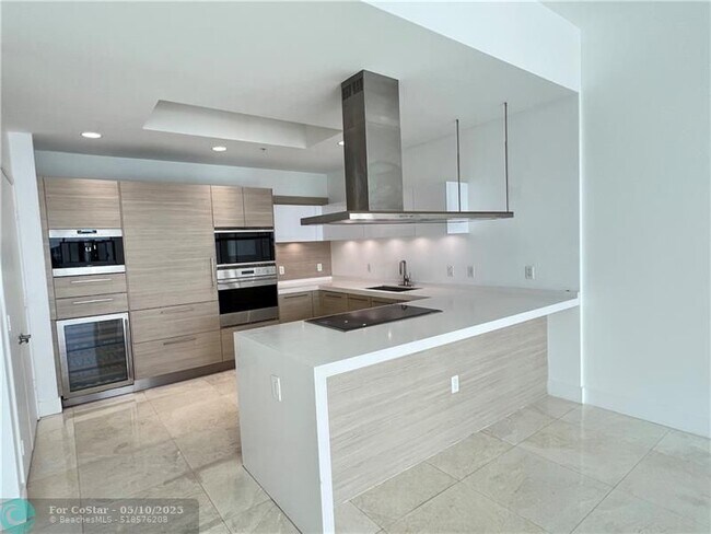 Building Photo - 17301 Biscayne Blvd