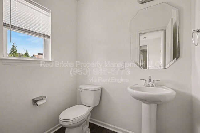 Building Photo - 7650 Fenn Wy