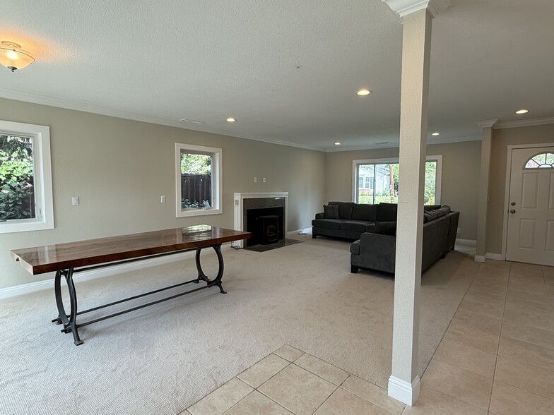 Building Photo - 3149 Rogers Ave