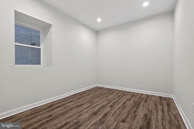 Building Photo - 980 N Marshall St