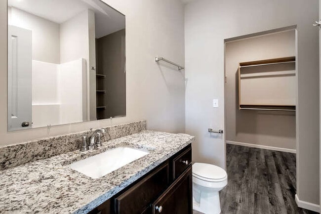 Building Photo - 1333 Azena St