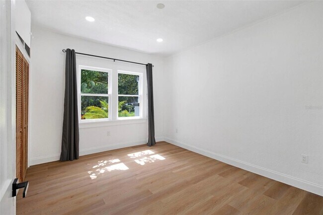 Building Photo - 1024 E Crenshaw St