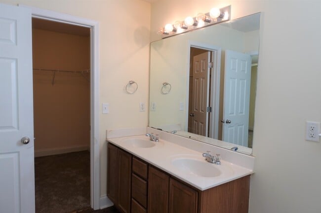Building Photo - 312 Sprucewood Ct