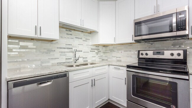 Building Photo - 1255 N Sandburg Terrace