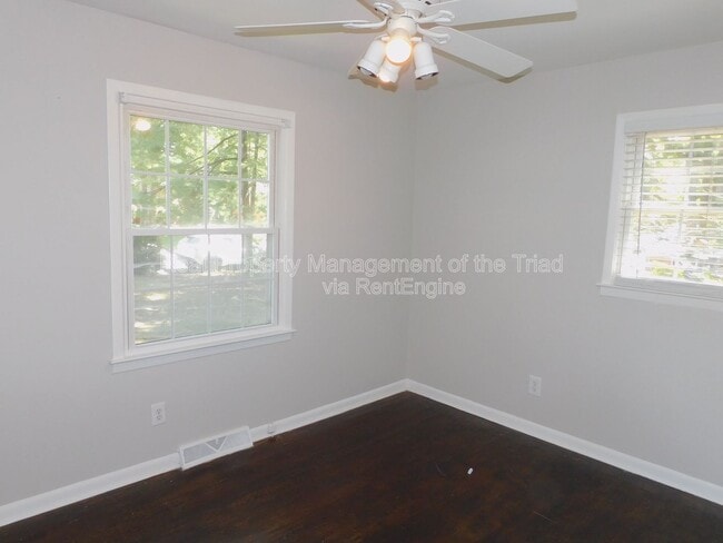 Building Photo - 3005 Stratford Dr