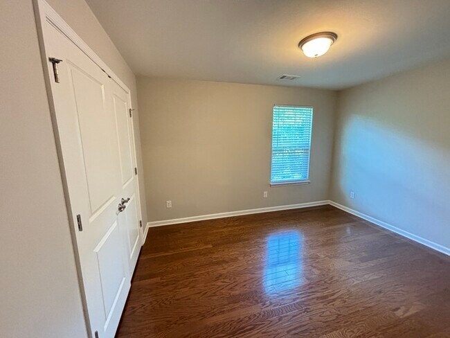 Building Photo - Fairway Farms home close to Vietnam Vetera...