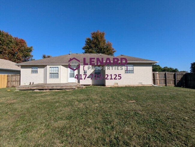 Building Photo - Large 3 Bedroom Home Ready for Move In!