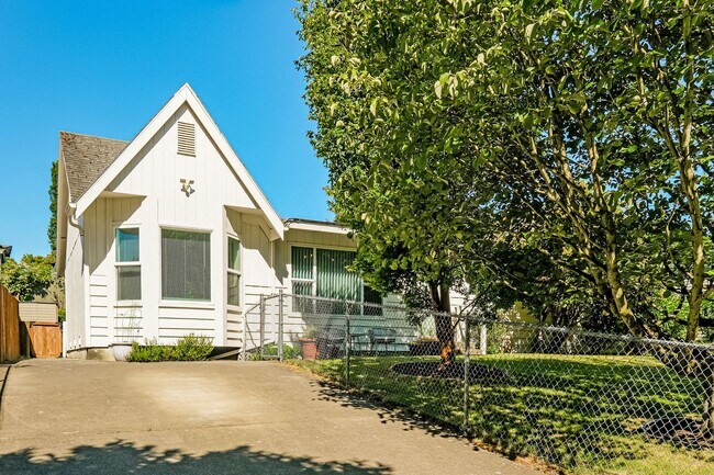 Building Photo - Warm and Welcoming 3 Bedroom in Prime Seattle Location