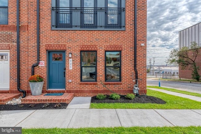 Building Photo - 917 Grundy St