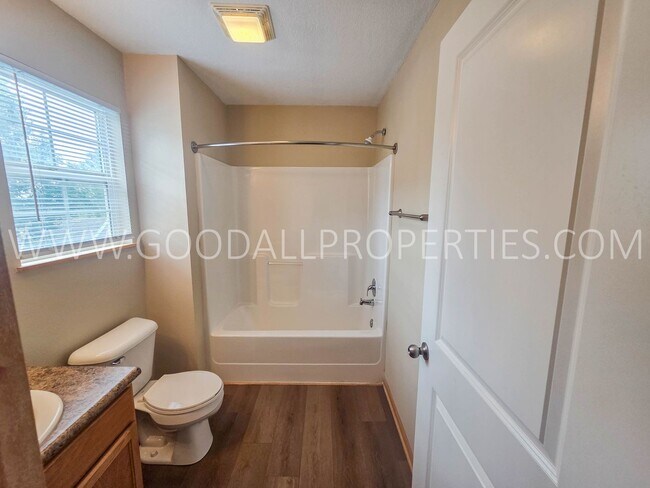 Building Photo - Summer Special! 2-Bedroom, 2.5-Bath Townhome in Urbandale with 2-Car Attached Garage
