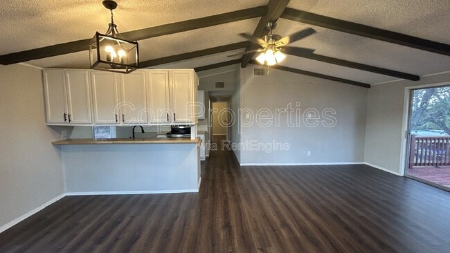Building Photo - 537 Tamarack Dr