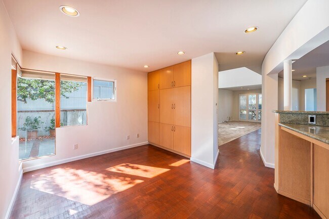 Building Photo - Warm & Inviting Manhattan Beach Rental Home!
