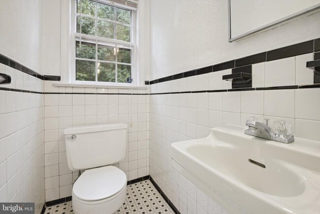 Building Photo - 2926 Kanawha St NW