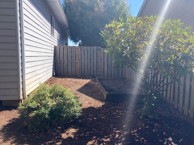 Building Photo - Three Bedroom Home in South Salem, Large Yard