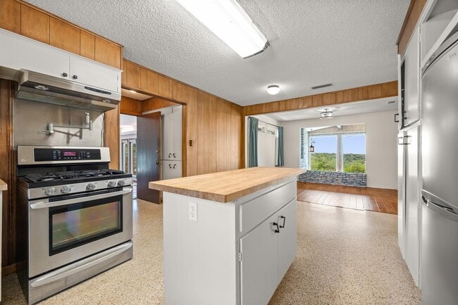 Building Photo - 6501 Mesa Dr