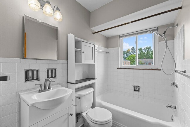 Building Photo - 723 Village Dr