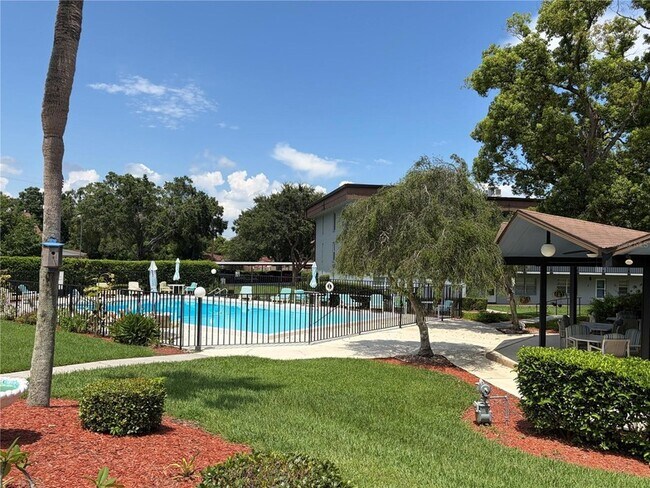 Building Photo - 333 N Lake Howard Dr