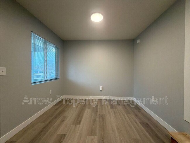 Building Photo - 877 N 26