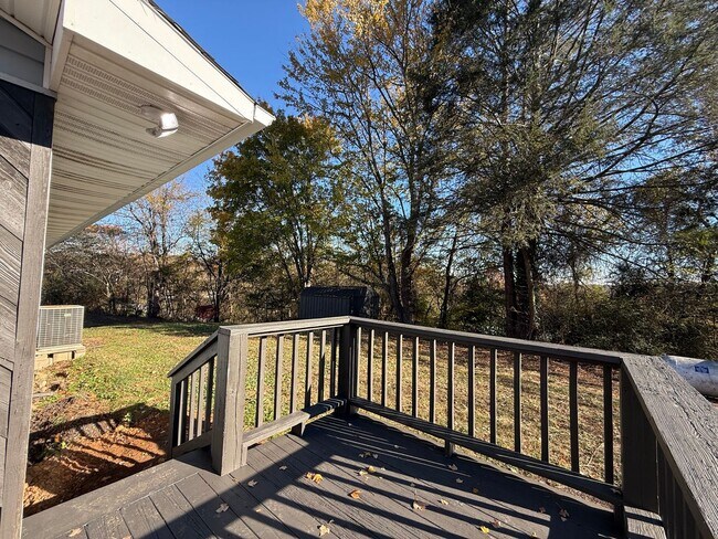 Building Photo - Newly renovated 3 Bedroom 3 Bathroom Home ...