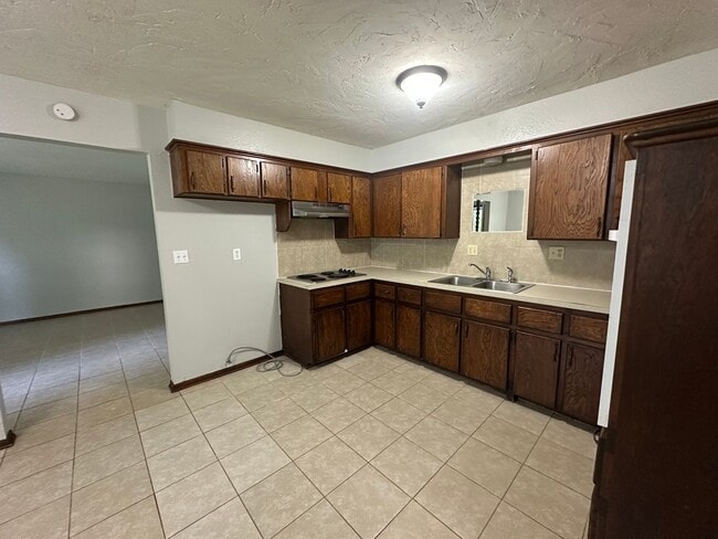 Building Photo - 3 Bed, 1 1/2 Bath, 1 Car Garage