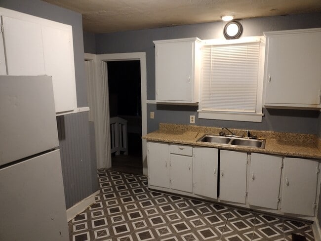 Building Photo - 1403 6th Ave