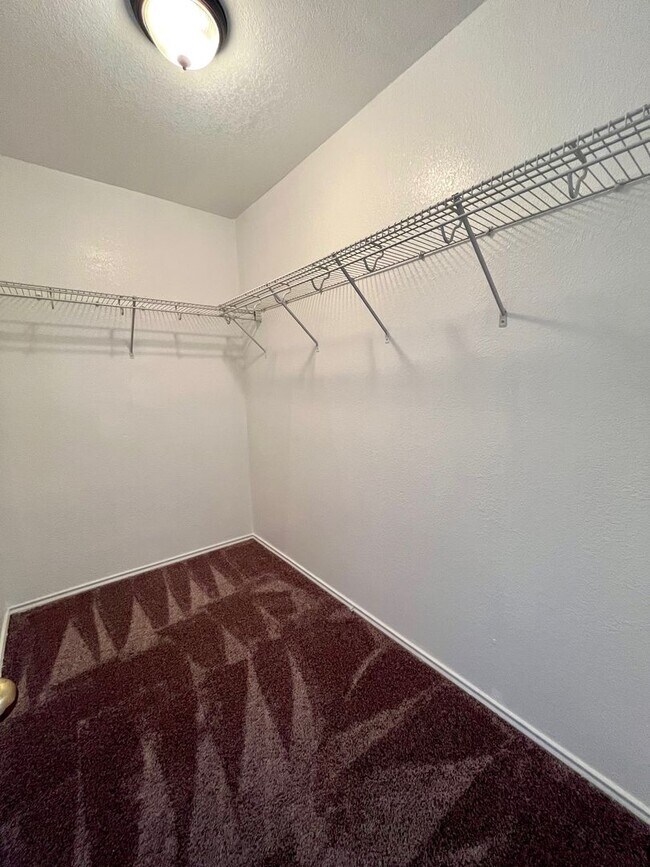 Building Photo - Large 4 bedroom/2.5 bath conveniently located to Lackland AFB! Move-in Ready!