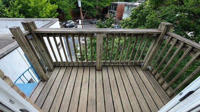 Building Photo - 534 W Dickens Ave