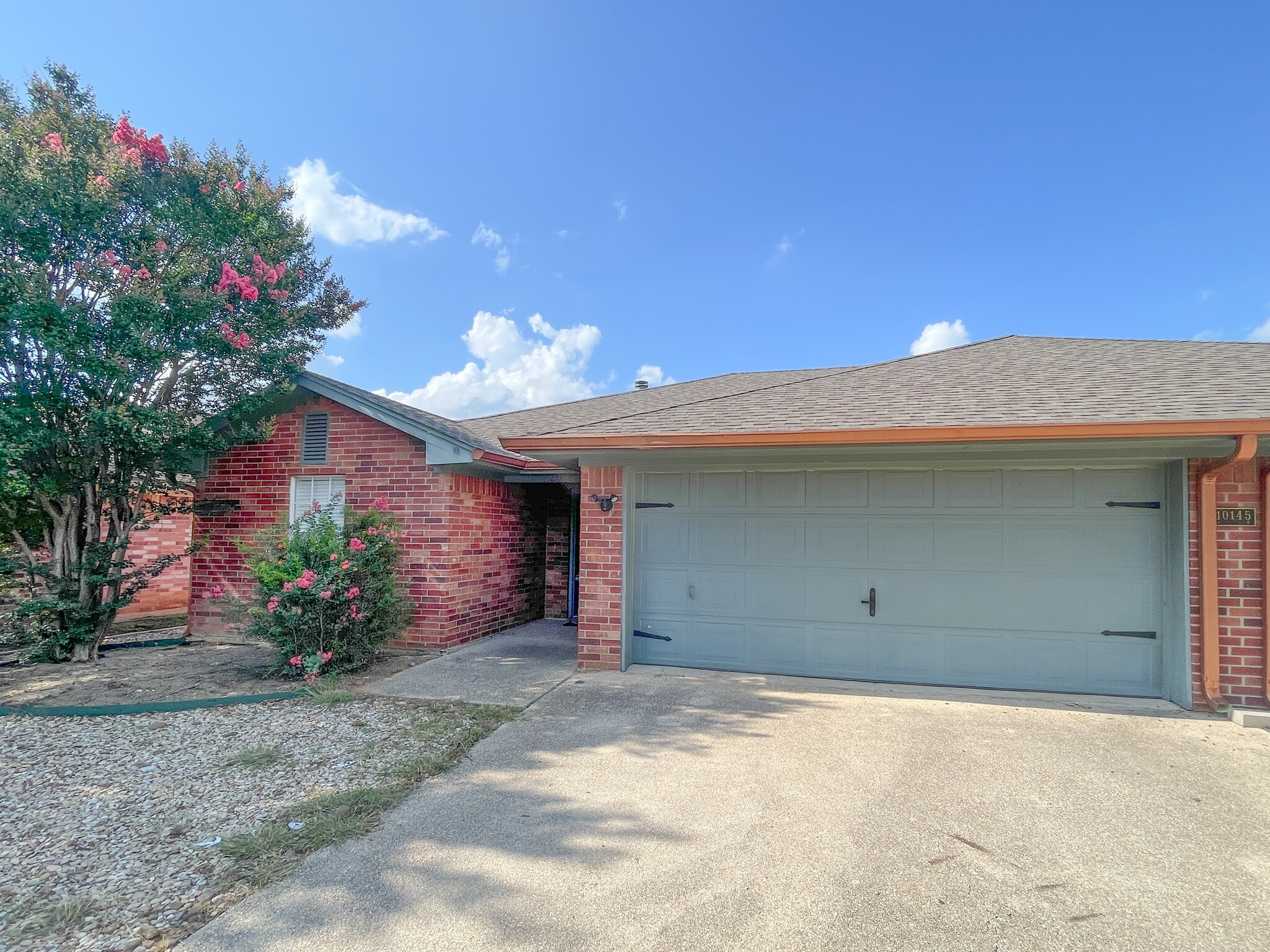 Building Photo - 10145 Valencia Dr