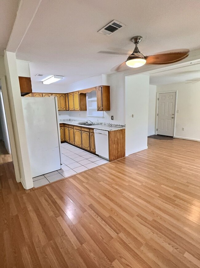 Building Photo - Charming 3-Bedroom, 2-Bathroom Home in Oce...