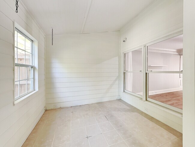 Building Photo - 325 Towergate Pl