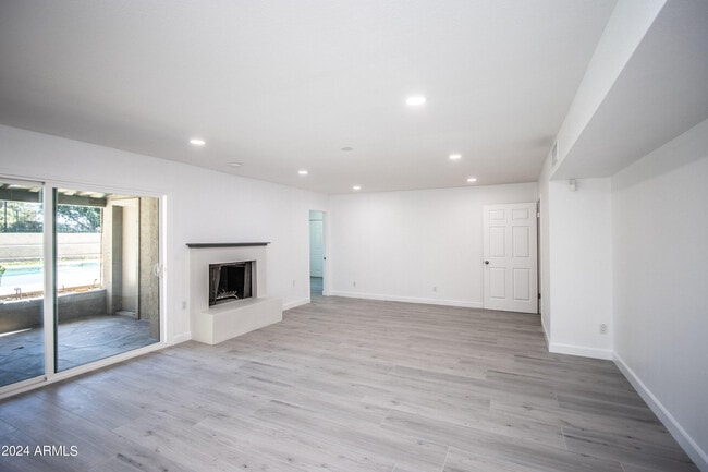 Building Photo - 1052 E Sandpiper Dr