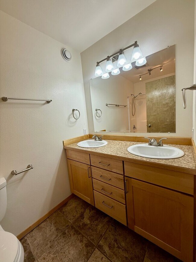 Building Photo - 2175 Chateau Ct