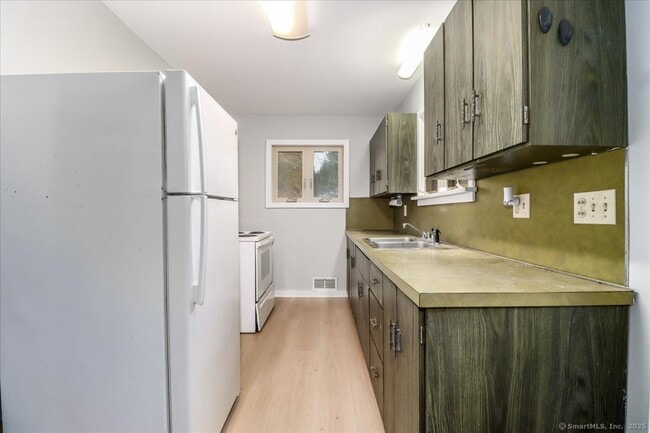 Building Photo - 381 Litchfield Rd