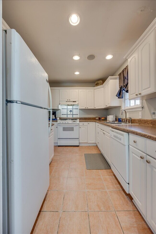 Building Photo - Fully furnished with all essentials