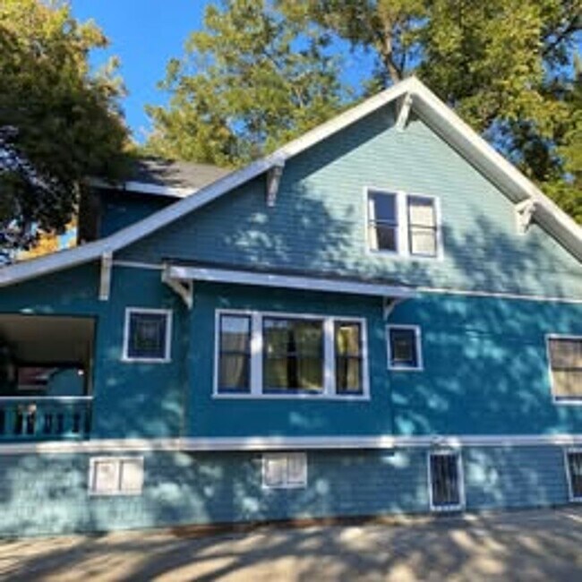 Building Photo - 3 Bed | 2 Bath | McKinley Park Area — $3,375/Month