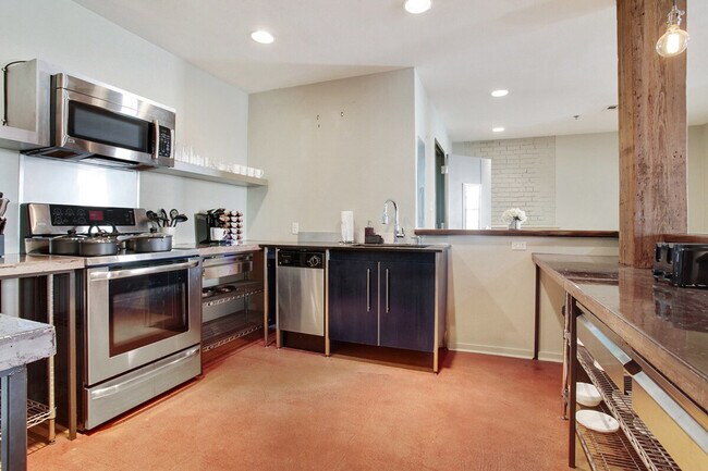 Building Photo - 1041 Constance St