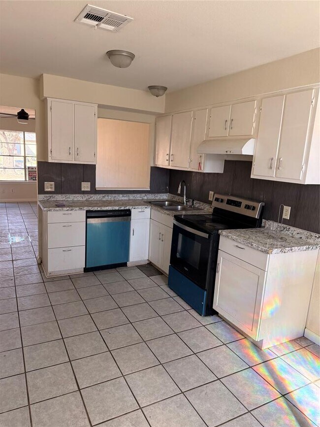 Building Photo - 10401 Little Pebble Dr