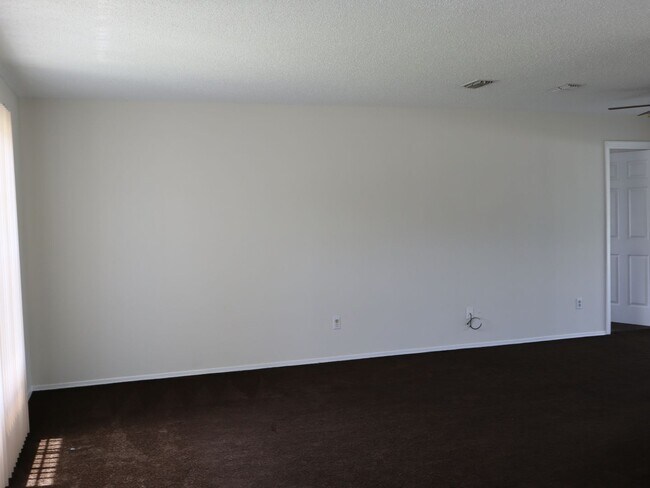 Building Photo - 3 Bedroom 2 Bath 2 Car Garage Deltona