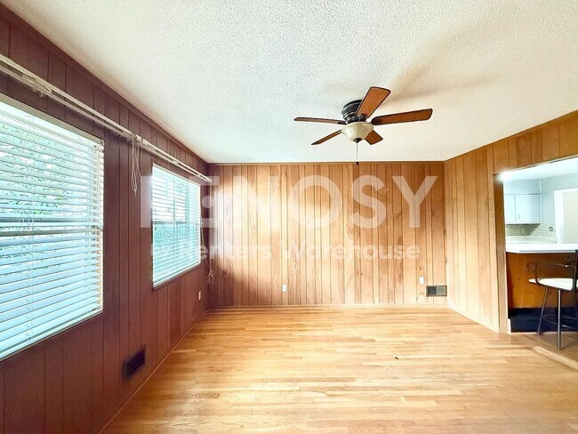 Building Photo - 4Bed / 2Bath full