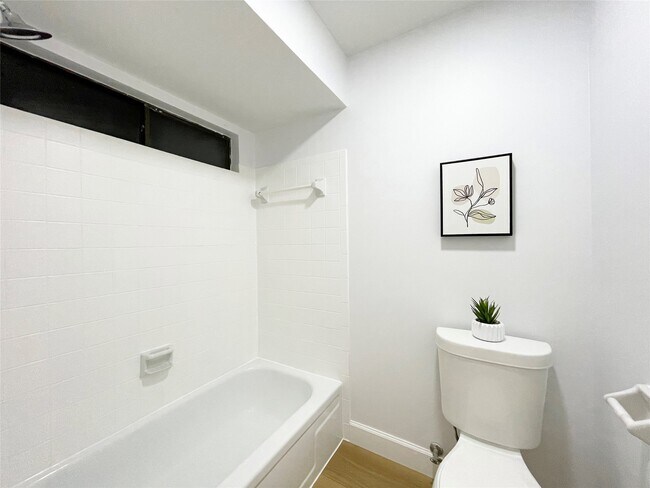 Building Photo - 13716 Hollowgreen Dr