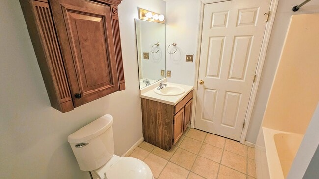 Building Photo - West Knoxville 37923 - 2 bedroom, 2 bath condo - Contact Ryan Fogarty (865) 333-4840