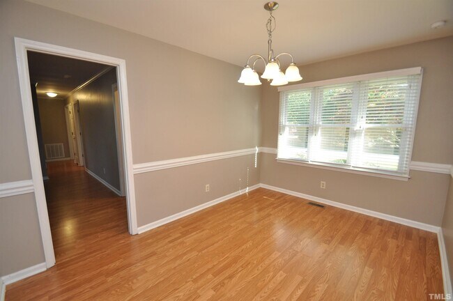 Building Photo - 9001 Crestwood Dr