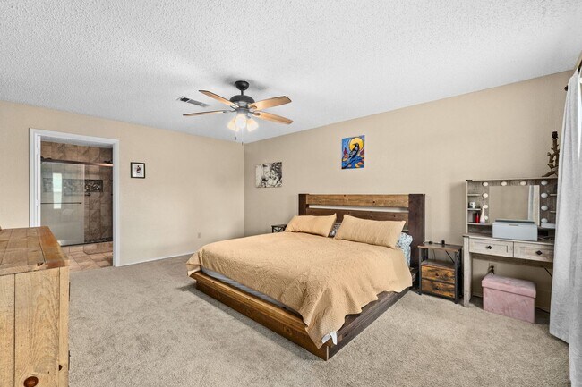 Building Photo - Texas sized home near the golf course