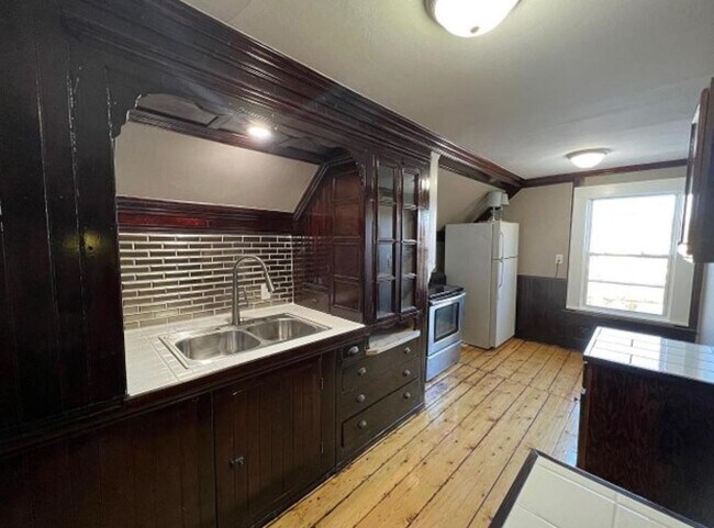 Building Photo - 53 Messer St