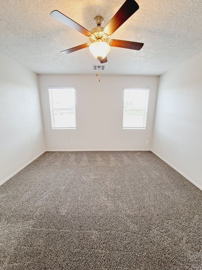 Building Photo - Beautiful 3 Bedroom 2 Bathroom located in Huning Ranch