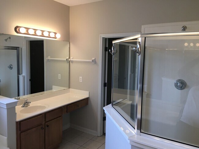 Building Photo - Beautiful 4br Lakeland home with a HUGE bonus room! Over 3300 sq ft! Pets are owner's approval, f...
