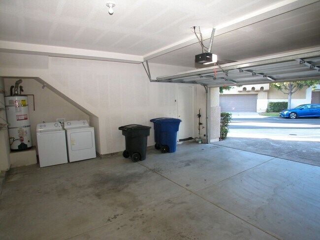Building Photo - WOW! 2 bedroom, 2 bath Townhome in Capri!