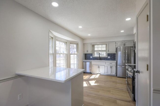 Building Photo - 902 Kingston Ct